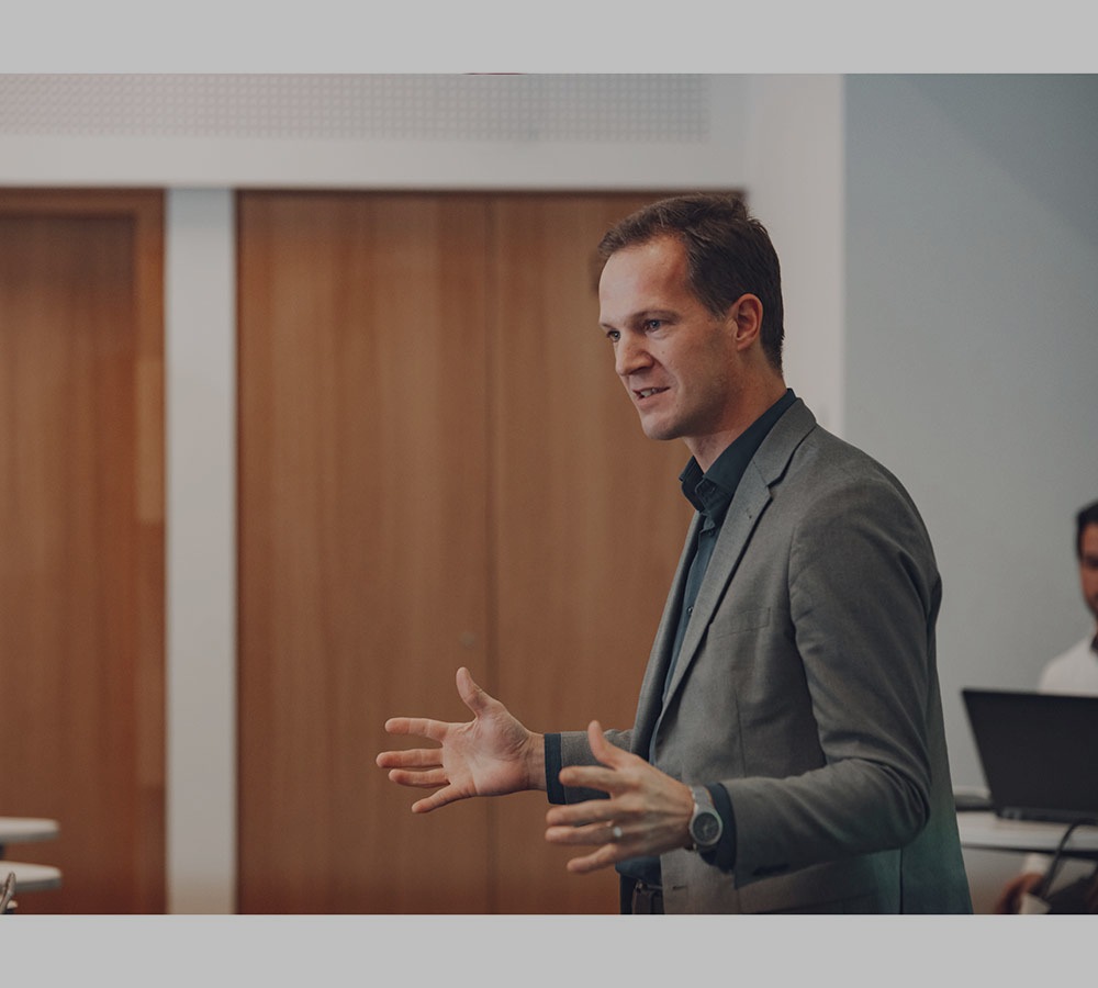 Steven De Haes teaches